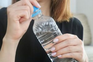 職場で行う熱中症対策と水分補給のイメージ