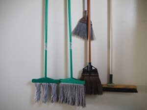 清掃用具を乾燥しやすく保管する施設衛生管理のイメージ