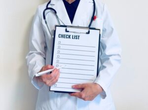 出勤時に体調チェックを確認する衛生管理担当者