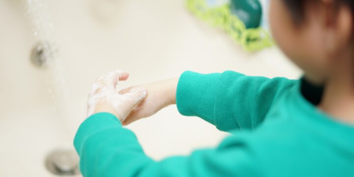 保育施設の手洗い場で衛生確認を行うイメージ