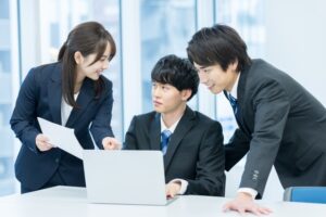 複数の従業員が共用設備を利用するオフィス