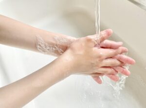 手洗いを行う施設利用者