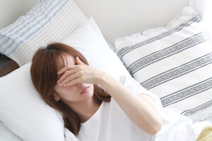 体調不良時に無理な出勤を避けて休養する従業員