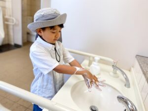 新学期に手洗いを行う子どもたち