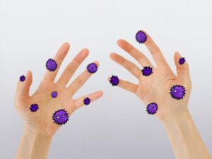 調理者の手指から食品へノロウイルスが広がるイメージ