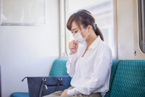 人が集まる場所で咳エチケットを行う人