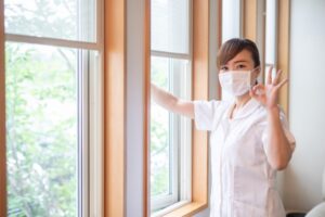 秋冬に室温へ配慮しながら換気を行う施設のイメージ