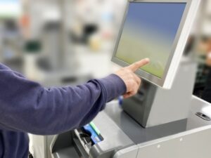 科学館のタッチパネルと体験展示を清掃する施設スタッフ
