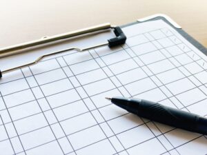 体調確認と対応手順を確認するスタッフ