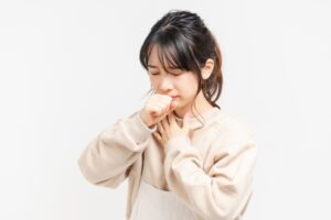 人が集まる場所で意識したい咳エチケットのイメージ