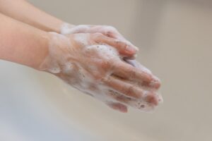手洗い後の清潔保持を意識した手指衛生のイメージ