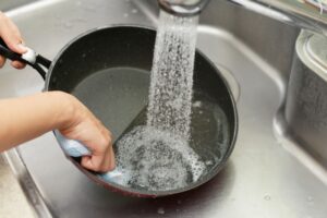 調理器具を洗浄している様子