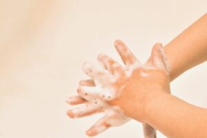 石けんと流水で手洗いを行うイメージ